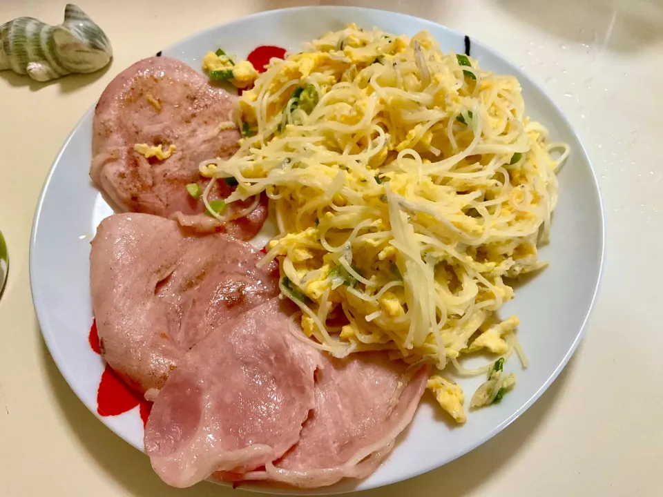 Snapdishの料理写真:ジャコと分葱の素麺を入れた玉子焼きで朝ごはん|Takeshi  Nagakiさん