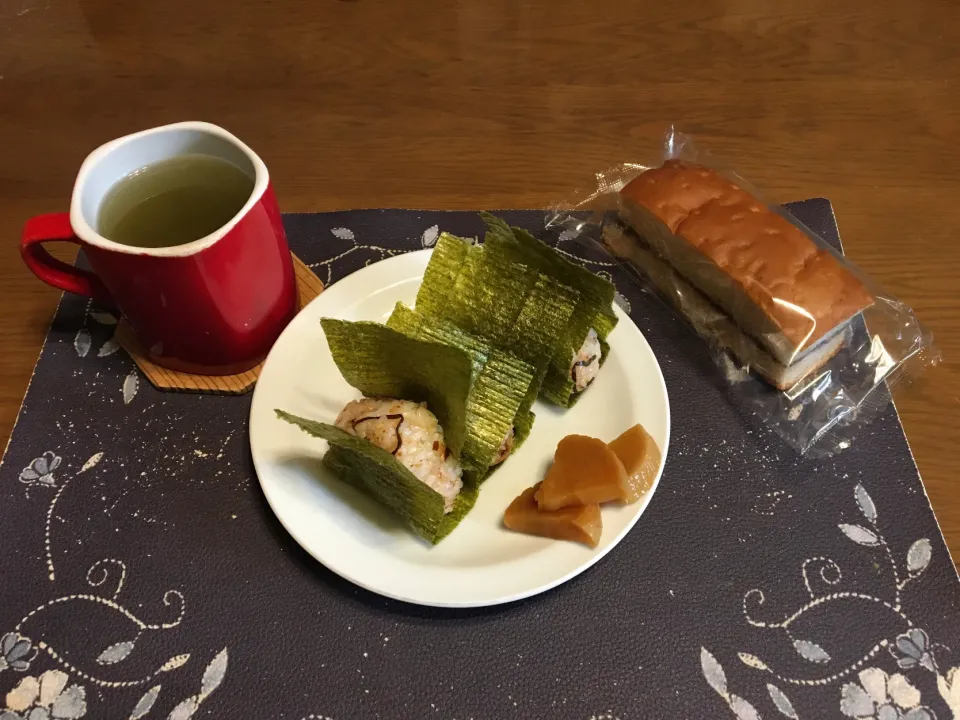 鰹ふりかけと塩昆布の混ぜご飯おにぎり、オギノパンのミニコーヒーサンド、沢庵、熱い日本茶(朝ご飯)|enarinさん