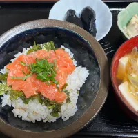 Snapdishの料理写真:10/16 夕飯 サーモンたたき丼|kittykittyさん