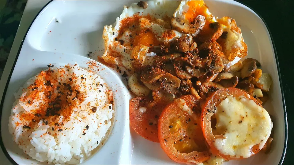 Snapdishの料理写真:😋 ♡ Simple lunch  🍚  olive butter pan fry brown mushrooms + eggs + tomatoes 🍅 😋 topping S&B 七味spices chilli 🌶|🌷lynnlicious🌷さん