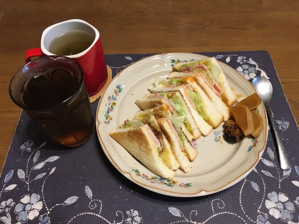 トーストサンドイッチ、焼豚トーストサンドイッチ、沢庵、焼き鳥、ワカメ＆揚げ玉ねぎ入りタマネギスープ、烏龍茶(昼飯)|enarinさん