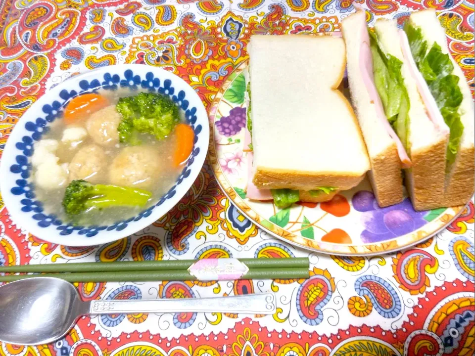 お昼。#サンドイッチ、ハムチーズ入り。
#野菜スープ肉団子入、自家製。|risaさん