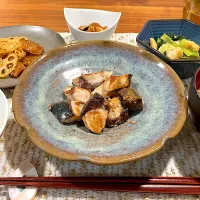 Snapdishの料理写真:はまちのガーリック焼き、蓮根とさつまいもの甘辛、エリンギバター醤油、小松菜のおひたし、お味噌汁|ありかさん