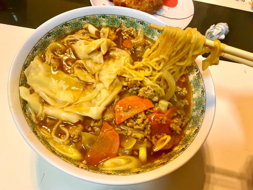 余ってる麺、余ってる皮、冷凍庫にあったひき肉、その他にんじん、玉ねぎでカレーワンタン麺|Takeshi  Nagakiさん