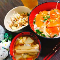 Snapdishの料理写真:サーモンの漬け丼、けんちん汁、酢もつ|サトリさん