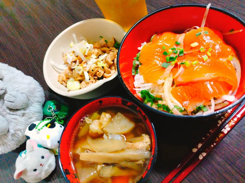 サーモンの漬け丼、けんちん汁、酢もつ|サトリさん