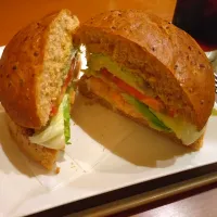 Snapdishの料理写真:カフェローシャさんのアボカドバーガー|Ikue Sawadaさん