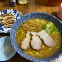 Snapdishの料理写真:夜　自製ラーメン､焼き餃子|みちくんさん