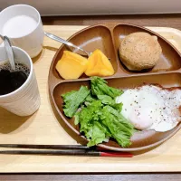 Snapdishの料理写真:ミックスナッツ入り紅茶パンで朝食|civettaさん