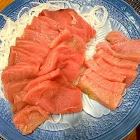 Snapdishの料理写真:友人が釣ったキハダマグロをアテに🍶　47kgあったそうで🤭|BUBUさん