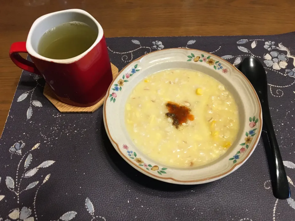 オートミールコーンポタージュチーズリゾット、熱い日本茶(朝ご飯)|enarinさん