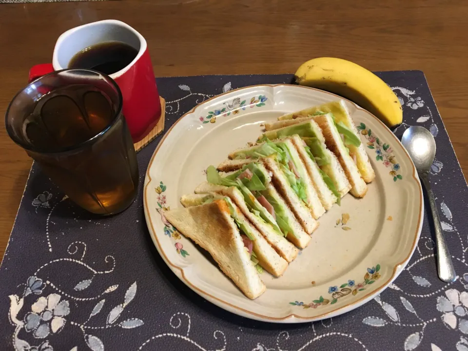 Snapdishの料理写真:焼豚トーストサンドイッチ、レギュラーホットコーヒー、麦茶、バナナ(昼飯)|enarinさん