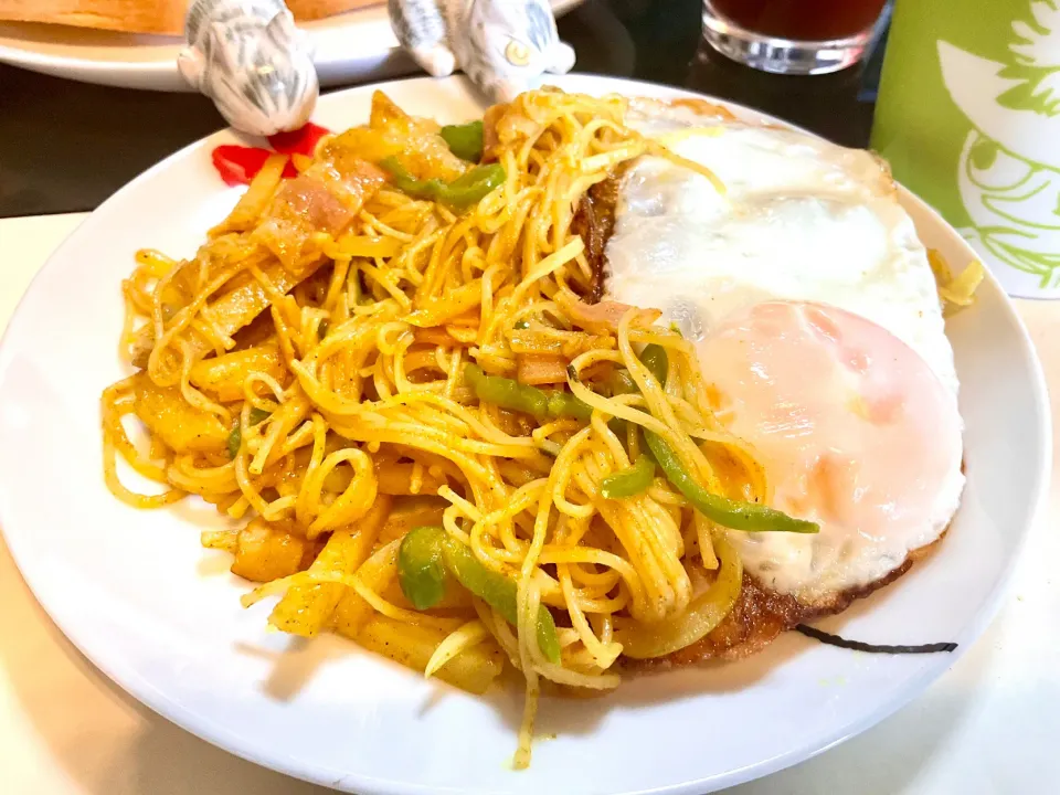 夏の残り物素麺をカレー味で玉ねぎ🧅、ピーマン🫑、ベーコン🥓で炒め朝ごはん|Takeshi  Nagakiさん