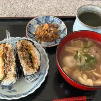 Snapdishの料理写真:キンパ風おにぎらずと山形風芋煮|kittykittyさん