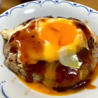 Snapdishの料理写真:＊目玉焼き乗せ🍳超特大ハンバーグ＊|＊抹茶＊さん