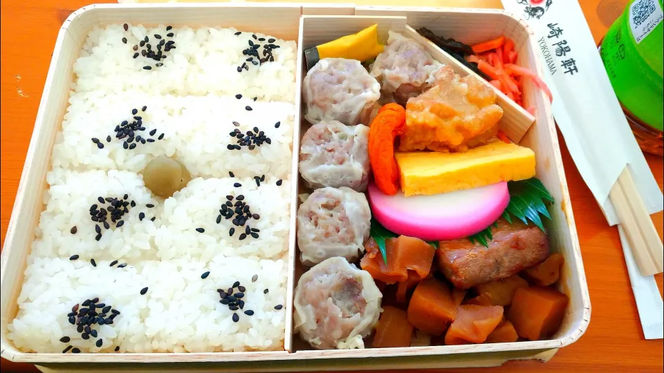 10/20
ゴルフ場でお昼ごはん
崎陽軒のシュウマイ弁当🍱|卯月さん