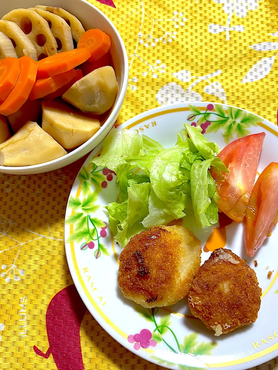 チキンカツ　レタス🥬　トマト🍅　煮物(蓮根　人参　里芋)|4jinoanataさん