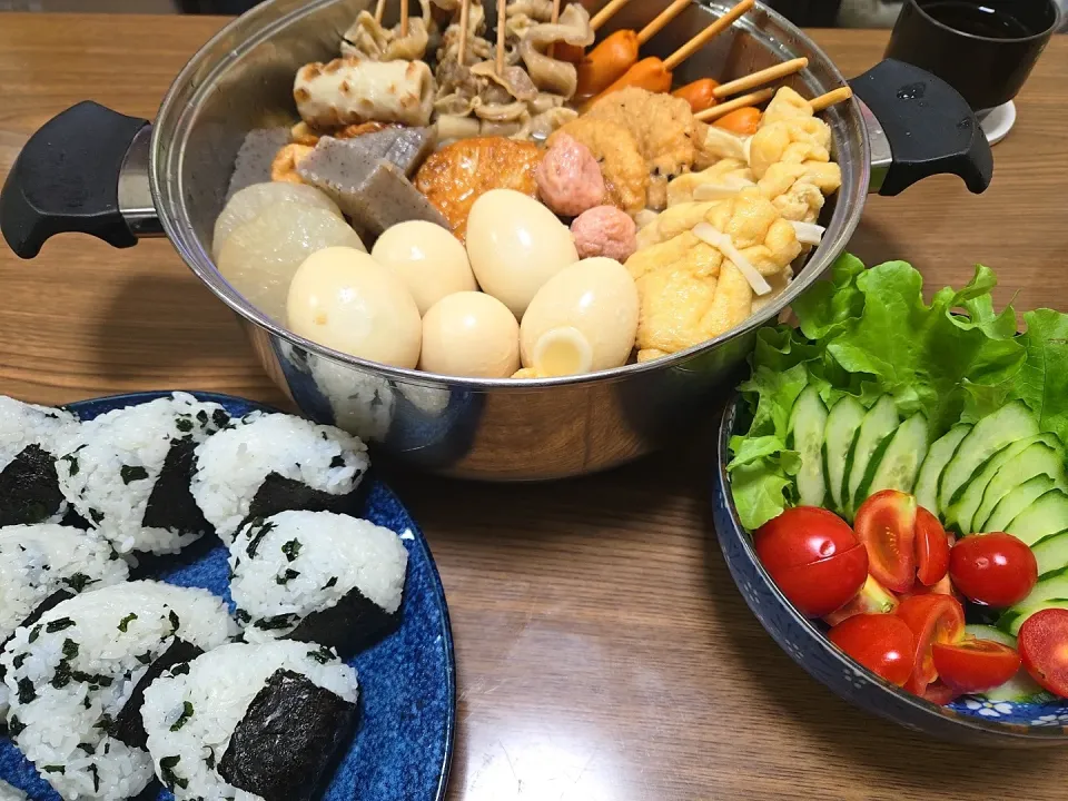 Snapdishの料理写真:おでん🍢おにぎり🍙サラダ🥗🌺|chiyukiさん