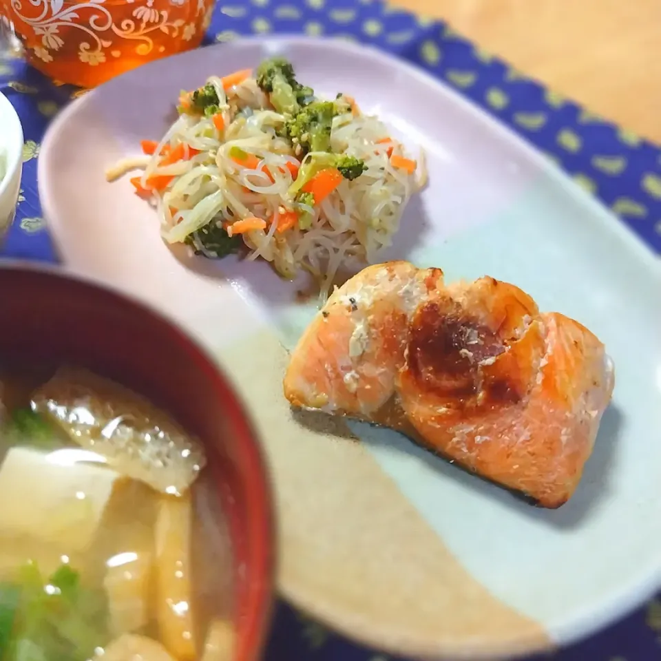 鮭の塩焼き、春雨の中華風和え|万葉さん