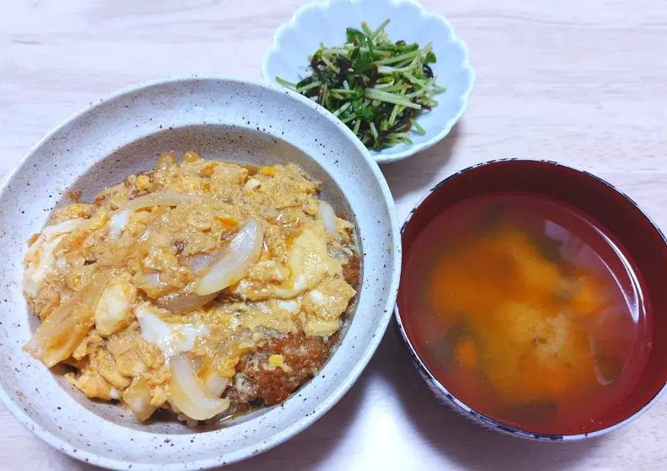 2024 1019　カツ丼　豆苗の塩昆布ナムル　豆腐とわかめのお味噌汁|いもこ。さん