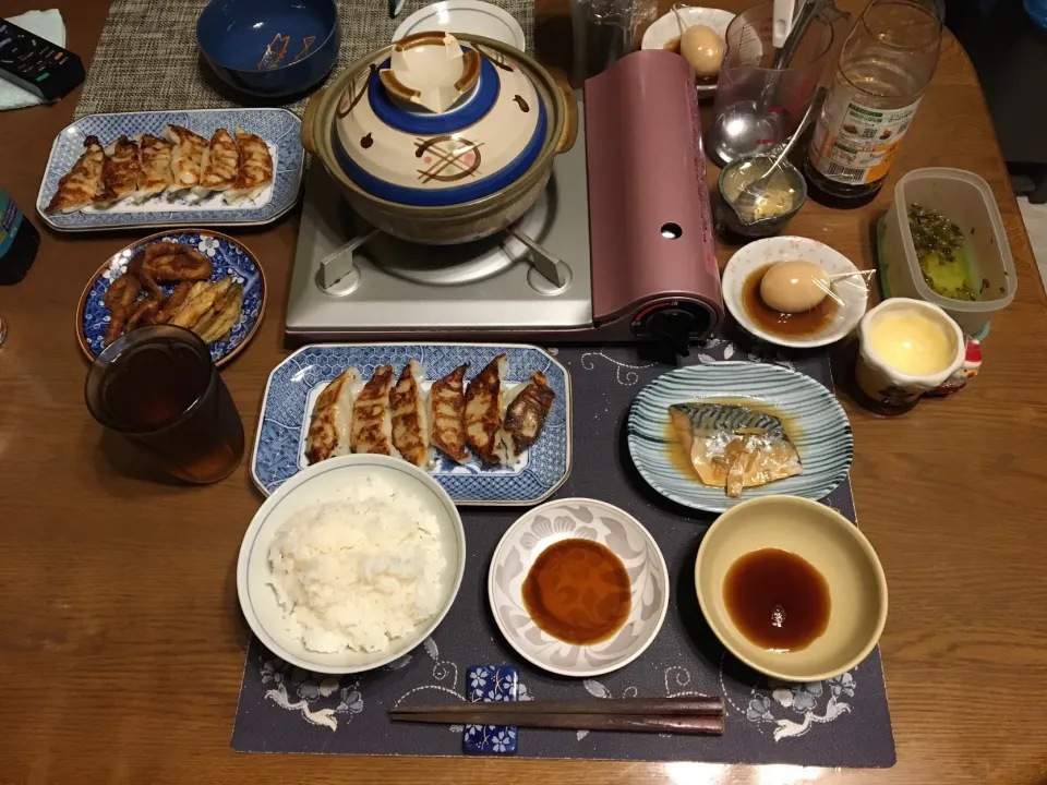 ご飯、絹豆腐と大根の湯豆腐鍋、焼き餃子、味玉、鯖の味噌煮、わかさぎの唐揚げ、イカリング、高菜漬け、麦茶、自家製プリン(夕飯)|enarinさん