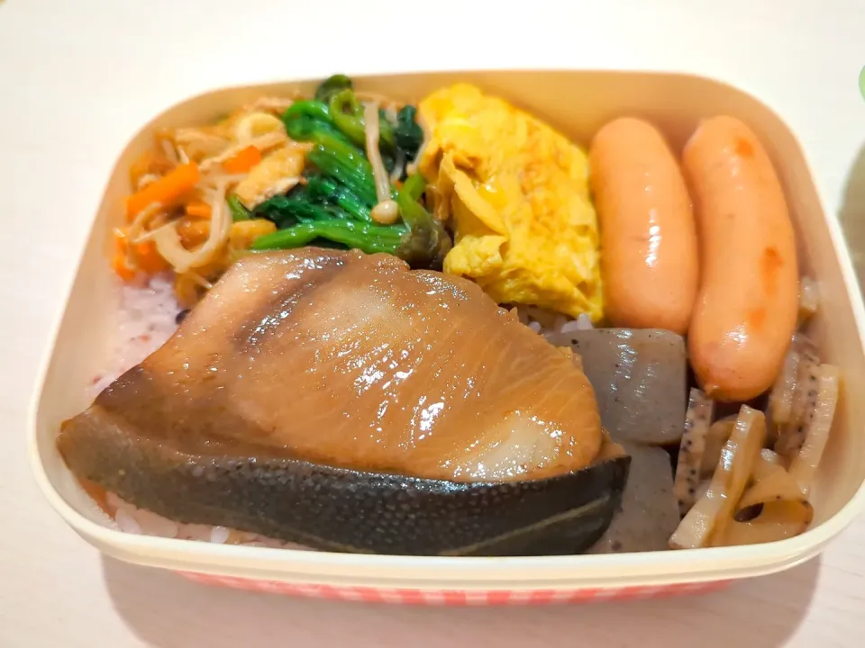 Snapdishの料理写真:鰤の照り煮弁当|紅梅さん