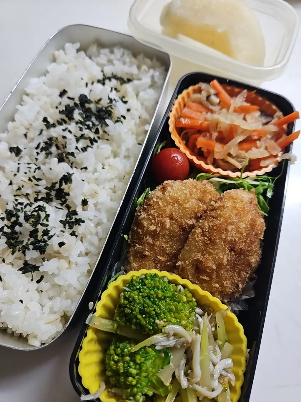 ☆高校生弁当☆もち麦入り若芽ごはん、切干大根、キャベツ、コロッケ、ブロッコリーとシラスナムル、梨|ｼｮｺﾗさん