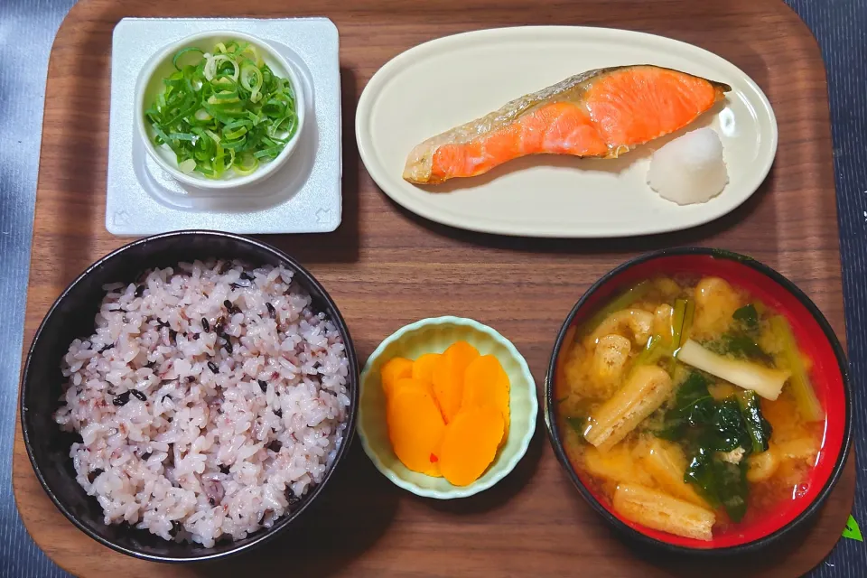 今日の朝ごはん（古代米の黒米ごはん、焼鮭、ひきわり納豆、江戸菜とエリンギのみそ汁、キムチたくあん）|Mars＠釜飯作り研究中さん