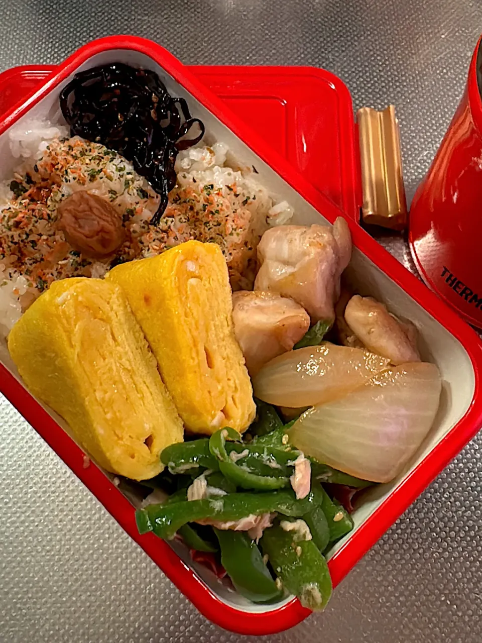 Snapdishの料理写真:玉ねぎとチキンのバター醤油ソテー弁当|ぽんさん