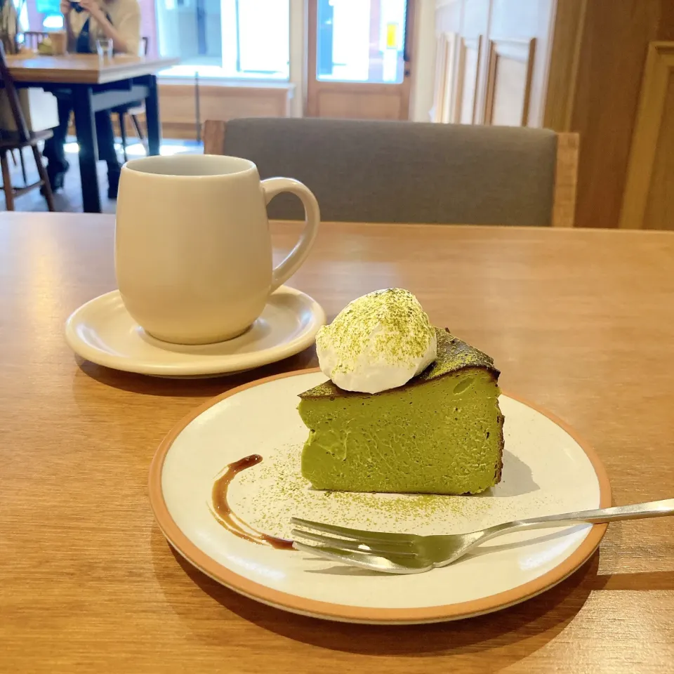 抹茶のバスクチーズケーキとコーヒー|ちゃみこさん