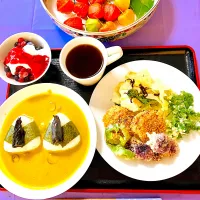 Snapdishの料理写真:今日のおにぎり御膳は紫蘇巻きおにぎりの南瓜ポタージュスープ茶漬け^ ^南瓜コロッケ、朝採り食用菊・ピーマン・パセリ天ぷら、レンチンキャベツごま油塩昆布和え、ベリーベリーヨーグルト🫐幸せ^ - ^💖|HAMI69さん