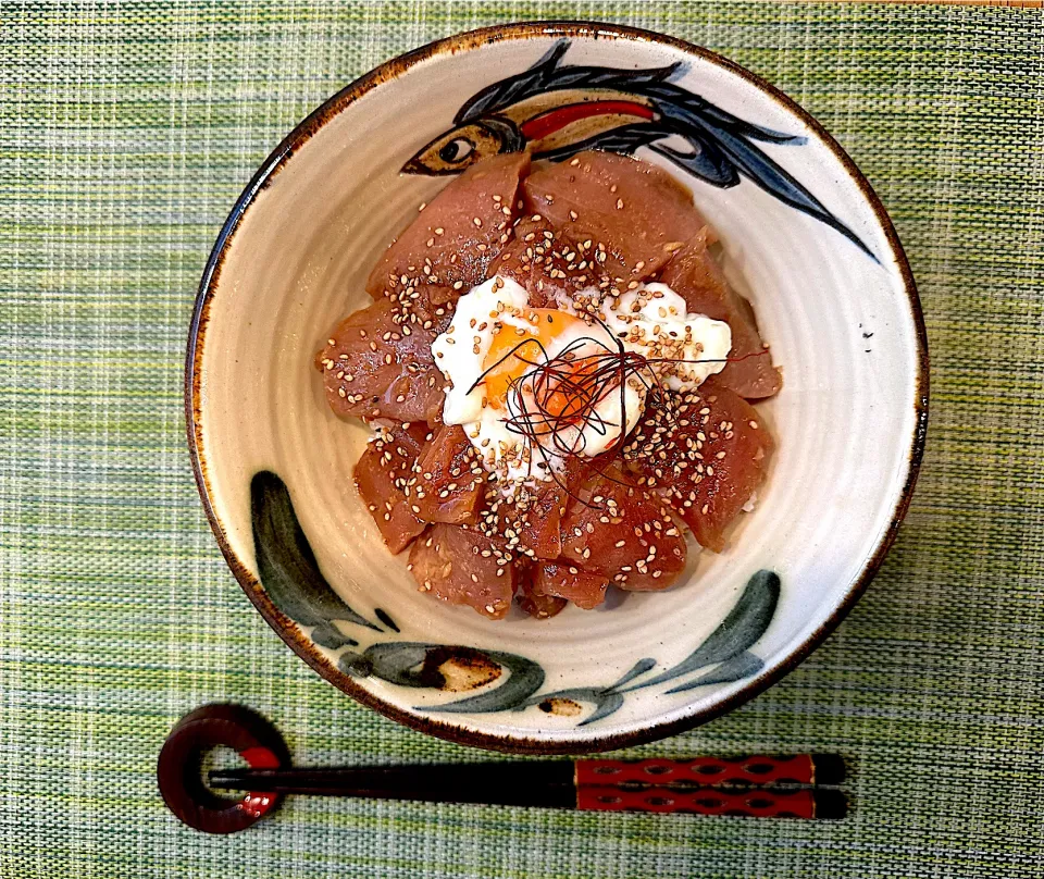 漬け丼🐟　頂き物の丹波の新米とマグロで👍秋田で買った「だしつゆ」に生姜を入れて漬けてみたら美味しかった♪|BUBUさん