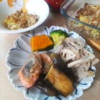 Snapdishの料理写真:鮭とナスのめんつゆ漬け、ひき肉とポテトのチーズ焼き|ちゃいさん