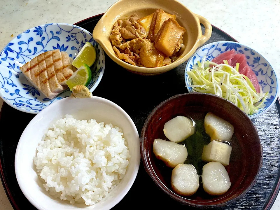 バチマグロステーキと刺身のラーショ葱添えと肉豆腐|こっぷさん