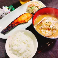 Snapdishの料理写真:押し麦ご飯、もつ煮、鮭の西京漬、もやしと白菜とカニカマのサラダ|サトリさん