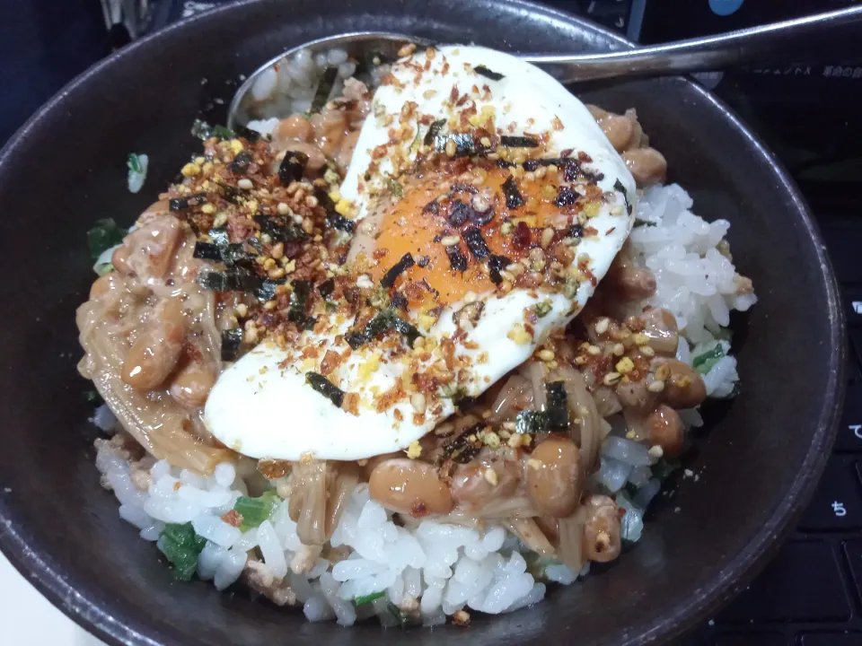 なめ茸と肉そぼろ入りショゴス丼|darkbaronさん