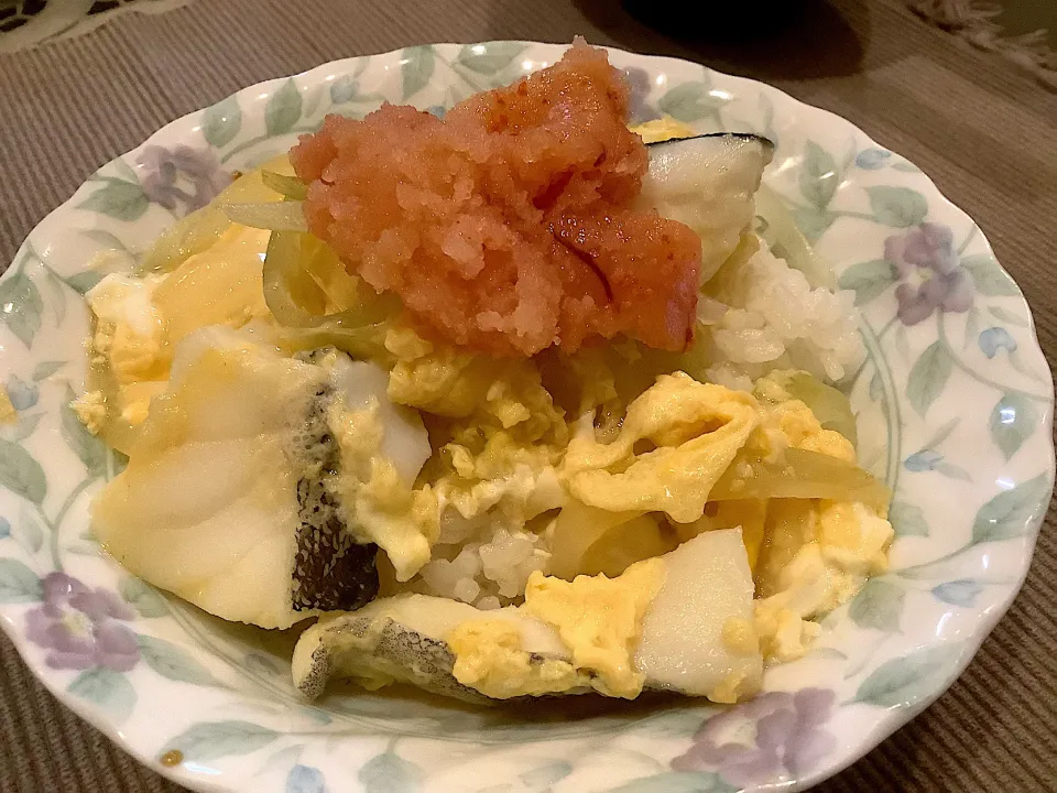 明太子を乗せて完成『タラの親子丼😋』|アライさんさん