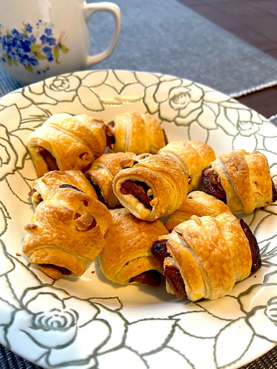 Snapdishの料理写真:パイシート活用〜板チョコと砕いたアーモンド〜|きなこさん