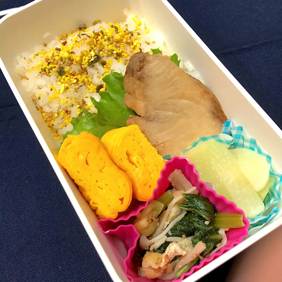 Snapdishの料理写真:のりたまごふりかけご飯、卵焼き、ぶり照り、小松菜とえのきと油あげの煮浸し、べったら漬|きらきらさん