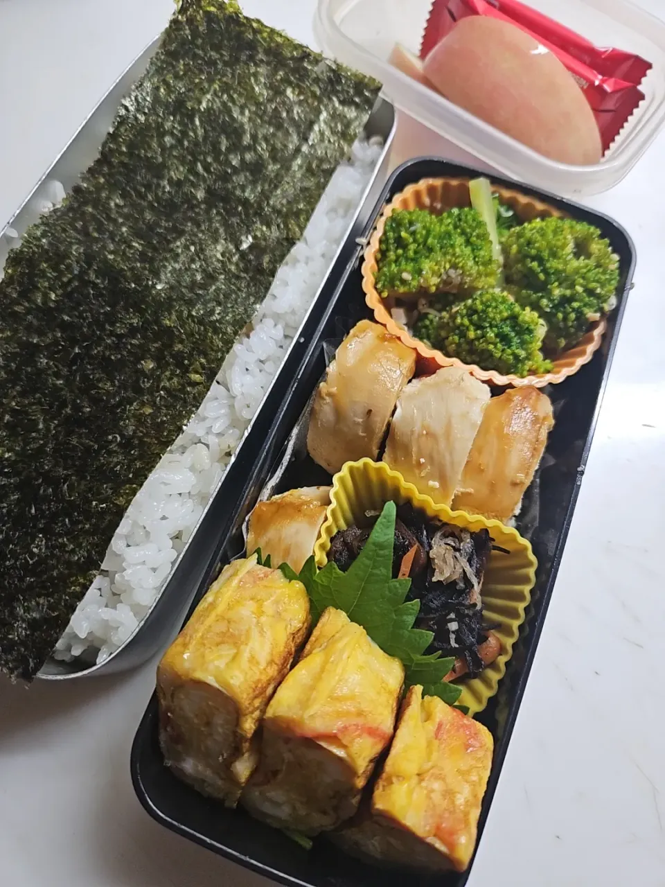 ☆高校生弁当☆もち麦入り2段海苔オカカごはん、ブロッコリーシラスナムル、チーズとシソ梅巻き、ひじき煮物、カニカマ卵焼き、りんご、キットカット|ｼｮｺﾗさん