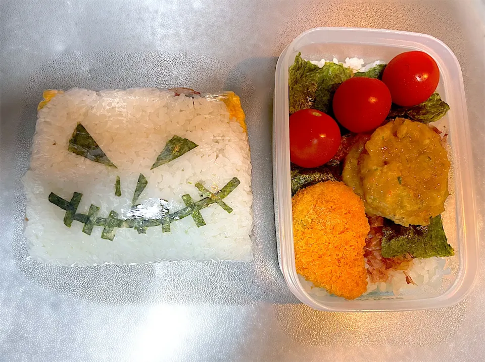 10/22  子のおにぎらずと自分弁当　いつものやつに顔つけてみた🎃|なかちゃんたまごさん