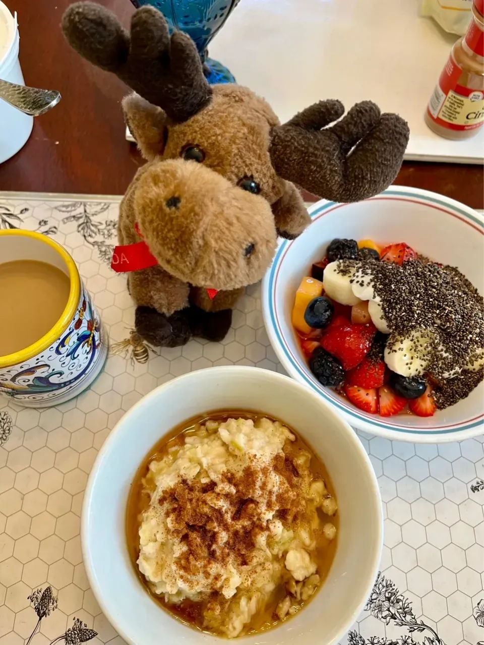 Snapdishの料理写真:2024/10/21 ベオの朝食：すりおろしリンゴ入りオートミール Breakfast for Beo: Oatmeal with Grated Apple|19 Boys & 野鳥さん