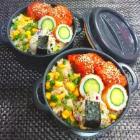 Snapdishの料理写真:母とムスコのラブラブおソロ♪ダシダマヨコーンライス＆ヤンニョムチキン弁当