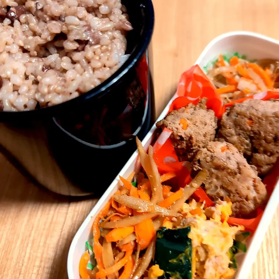 息子弁当／豚ミンチでお野菜色々ミートローフ〜カレー風味〜／きんぴらゴボー／もやしのナムル／ツナとカボチャのサラダ⁽⁠⁽⁠ଘ⁠(⁠ ⁠ˊ⁠ᵕ⁠ˋ⁠ ⁠)⁠ଓ⁠⁾⁠⁾／小豆とお芋入り発芽玄米ご飯と白ご飯＋🍙|チョコさん