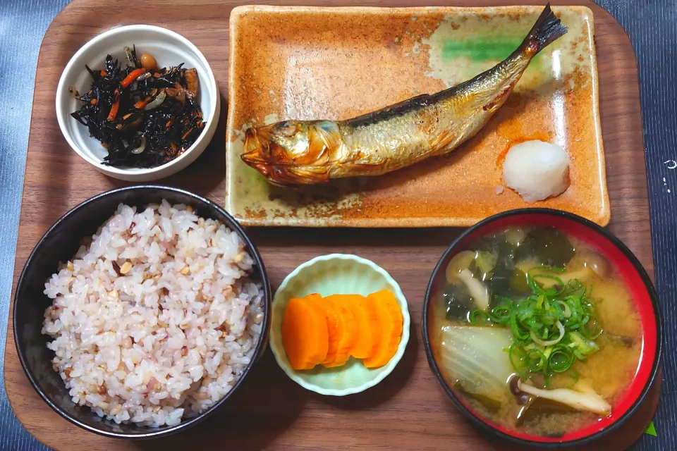 今日の朝ごはん（十六穀ごはんにイワシ丸干し、ひじき煮、白菜としめじのみそ汁、キムチたくあん）|Mars＠釜飯作り研究中さん