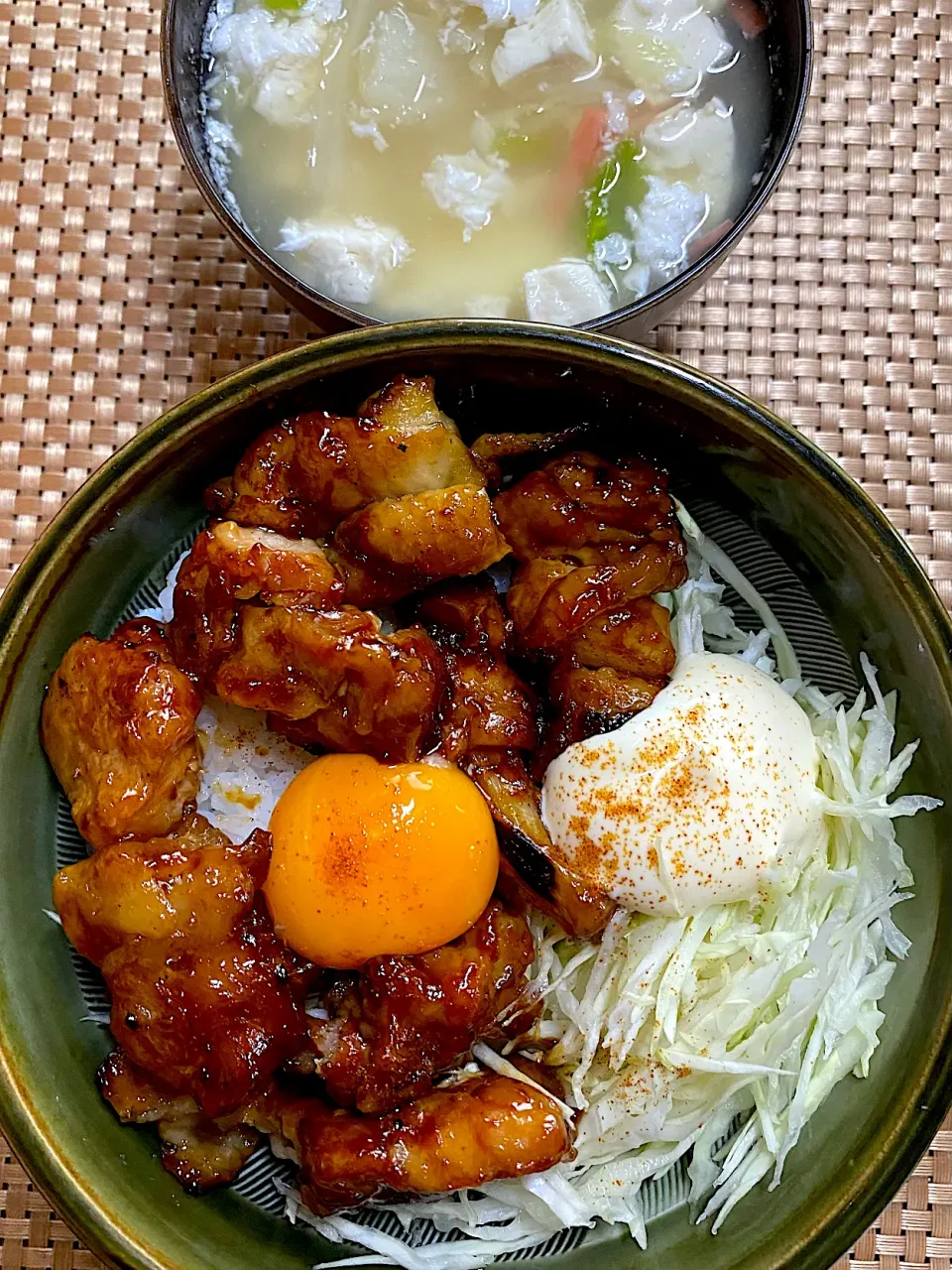 Snapdishの料理写真:焼鳥丼|すくらんぶるえっぐさん