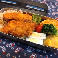 Snapdishの料理写真:鮭フライときのこご飯弁当　250|キャンディさん