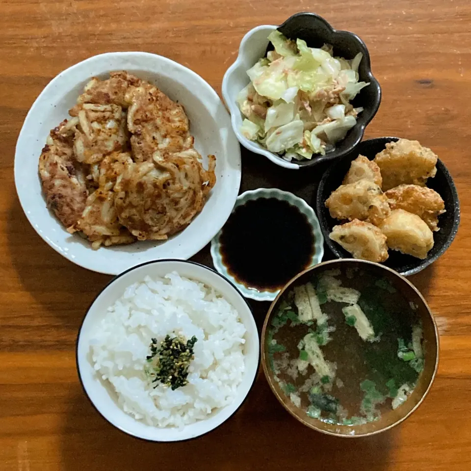 主食　白ごはん
主菜　うどんハンバーグ
副菜　キャベツナ🅿️
副菜　レンコンの挟み揚げ＆ナゲット🅿️
汁物　味噌汁
小鉢　タレ|...さん