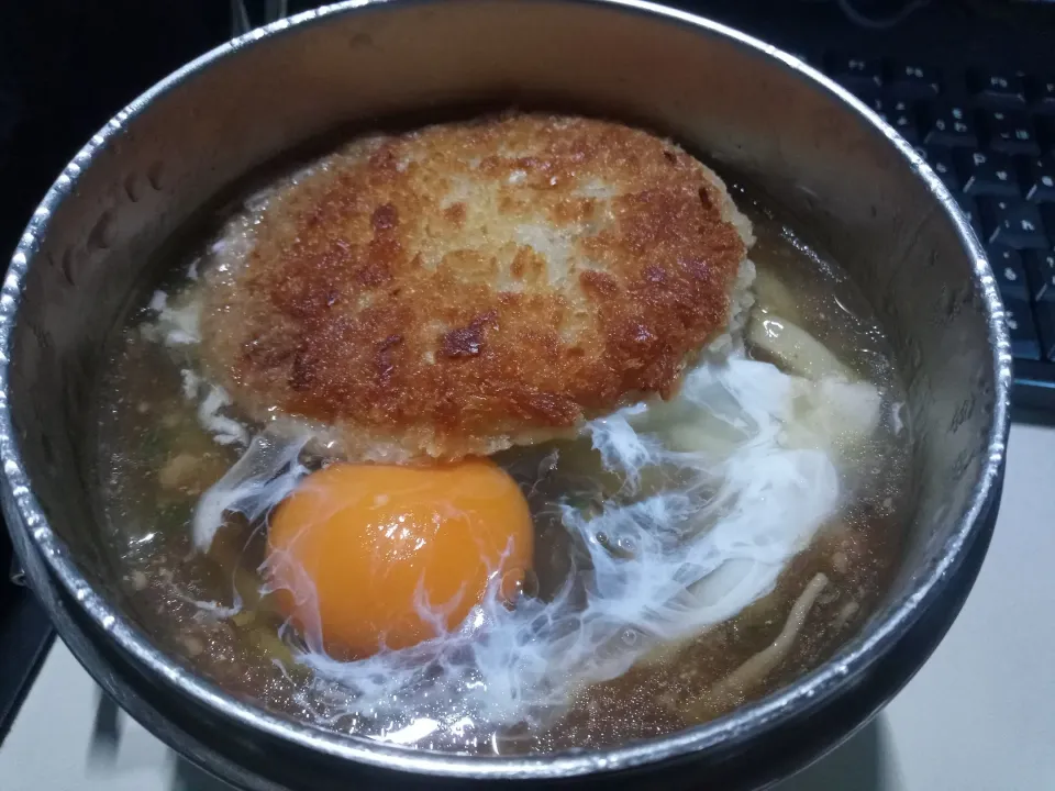 生タマゴ乗せなめ茸と肉そぼろ入り牛丼コロッケうどん|darkbaronさん