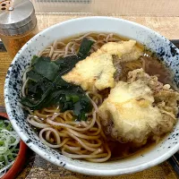 Snapdishの料理写真:黒舞茸天と鮭天そば| マハロ菊池さん